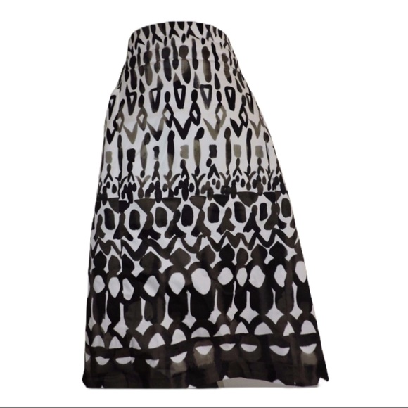 Elie Tahari Dresses & Skirts - Elie Tahari Skirt with pockets Size 24